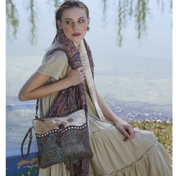 Myra Blue Isle Leather Crossbody Bag - Picture 11 of 12